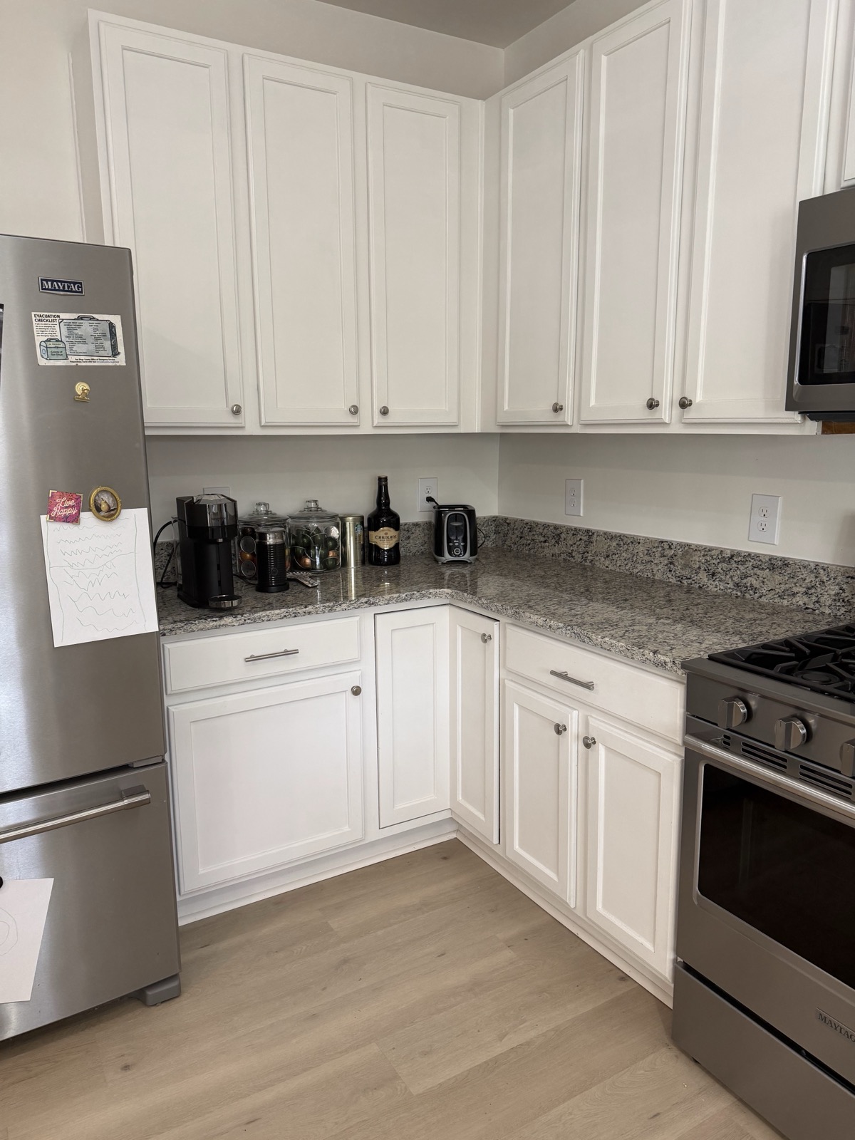 White Shaker Kitchen with Granite Peninsula